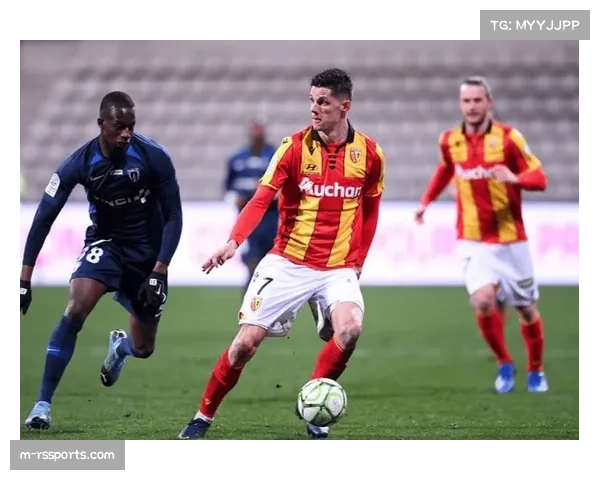 朗斯2-2斯特拉斯堡，客队两次通过定位球扳平比分